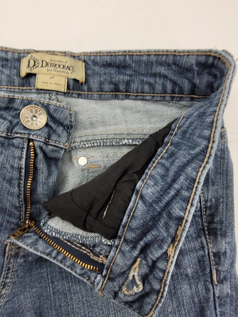 Democracy Jean Capris Women's 4 Blue Distressed Embellished Pockets Stretch - Picture 8 of 13